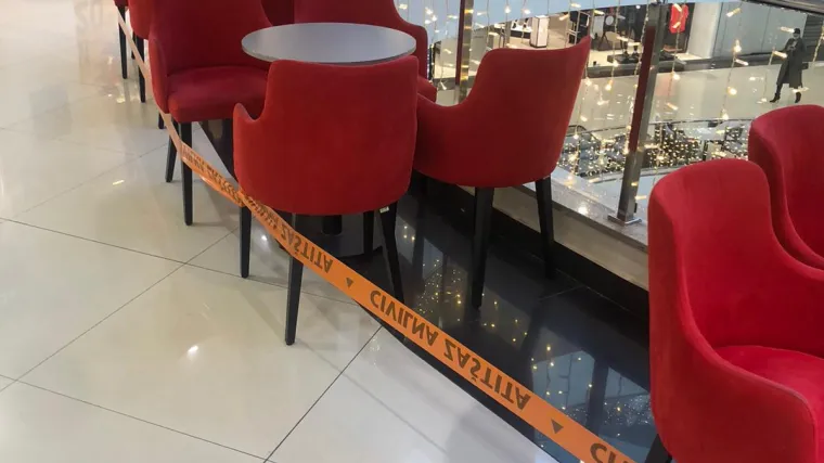 FOTO Akcija Civilne za&scaron;tite u trgovačkom centru: Ljepljivom trakom zagradili stolove i zatvorili terasu!