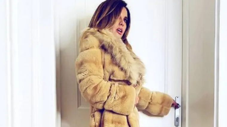 Je li zbilja gola ispod kaputa? Jedan detalj svima je upao u oko