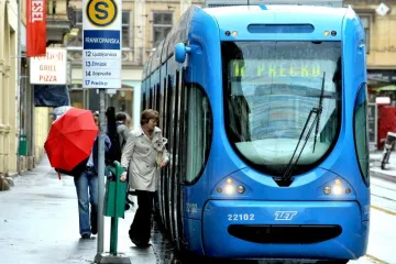 ZET-ovac vratima tramvaja uhvatio putnika pa ga vukao po cesti; Spasili ga prolaznici