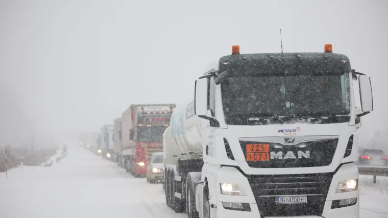 FOTO Snijeg otežao promet, na autocesti A1 kamioni izvanrednog prijevoza stvorili veliki zastoj