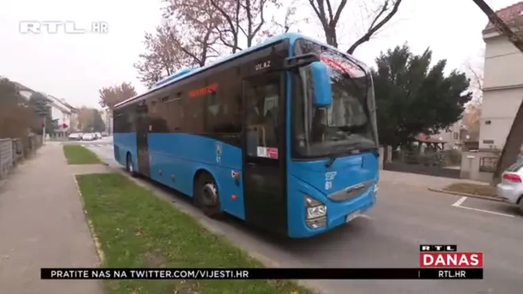 Bandić u čuvanom ZET-ovu busu natiskan sa suradnicima obilazi Zagreb: 'Tko to plaća? Moja pokojna mama!'
