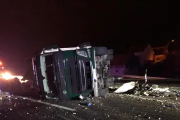 Na autocesti A2 sudarila se dva auta i šleper koji se potom prevrnuo; Cesta je zatvorena u oba smjera; Dvoje ozlijeđenih