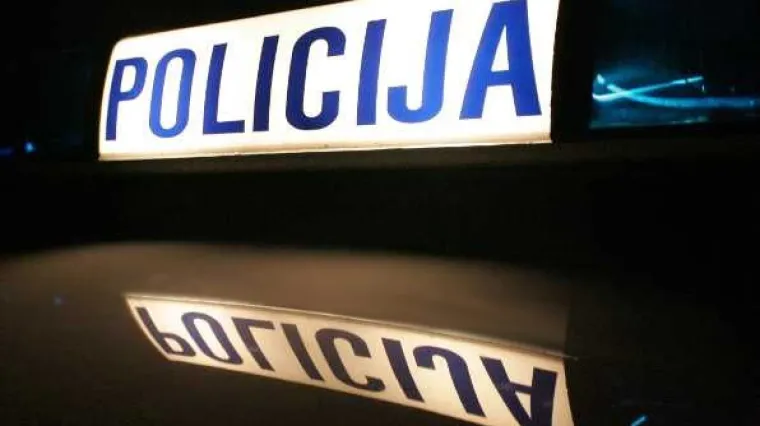Spavao je u upaljenom automobilu nasred ceste, bio je pijan i - pozitivan na Covid-19