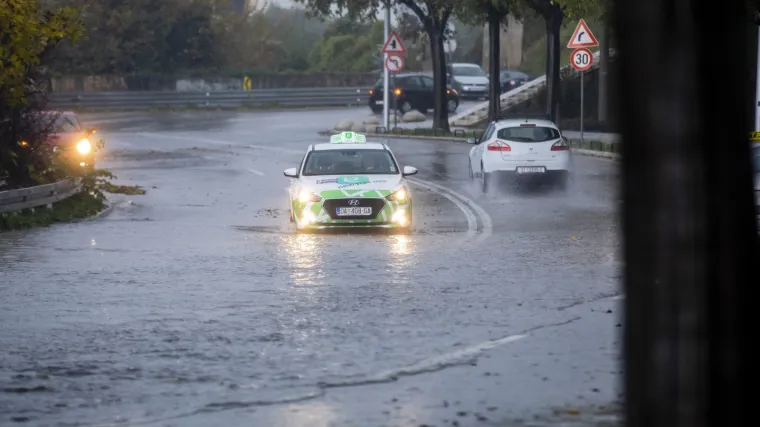 VIDEO Obilne ki&scaron;e poplavile Split i okolicu, u nekoliko sati palo 90 litara ki&scaron;e: 'Pozivi stižu sa svih strana'