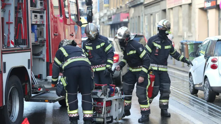 Sudarila se dva auta i tramvaj. Vatrogasci morali rezati lim, srećom nema ozlijeđenih