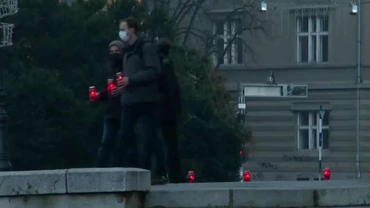 Paljenje lampa&scaron;a pred HNK za preminulog kolegu. Sindikati bijesni na ravnateljicu tvrde da je zata&scaron;kavala zarazu u tom kazali&scaron;tu