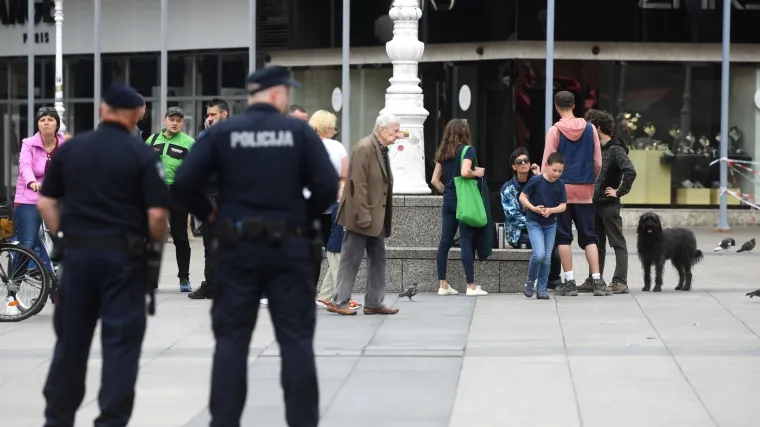 Prosvjednici na zagrebačkom trgu bore se za 'pravo izbora'; 'Cijepi si mamu'