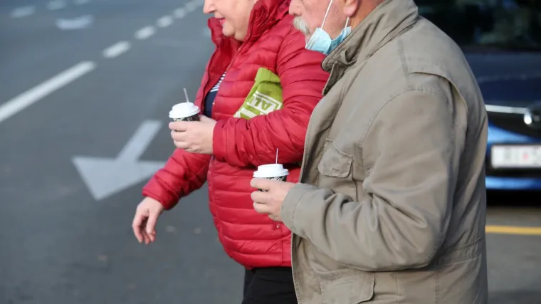 Ljubav između kave i Hrvata ni lockdown nije mogao slomiti: Sada se pije s nogu ili na klupici