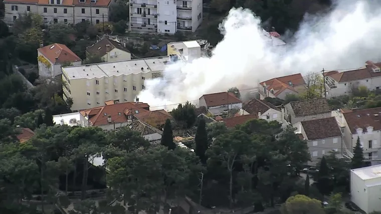 FOTO Požar u vili Sunčanica u Dubrovniku, gasilo ga pet vatrogasnih vozila! Gorjela je i prije tri godine