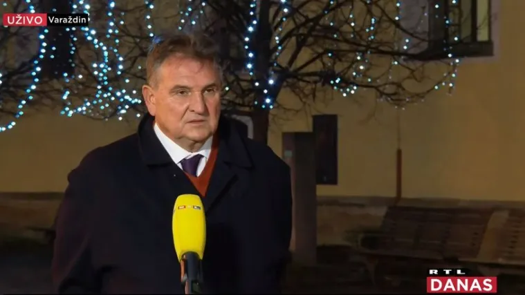 'Dal' se to vama čini sasvim glupim ili ekstremno glupim?'