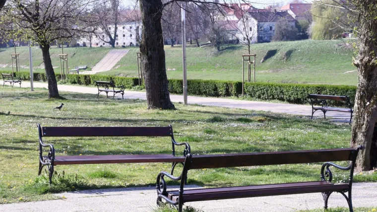 Netko je odnio drvene daske s klupica; Je li to možda epidemiološka mjera?