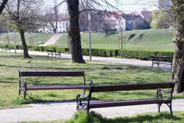 Netko je odnio drvene daske s klupica; Je li to možda epidemiološka mjera?