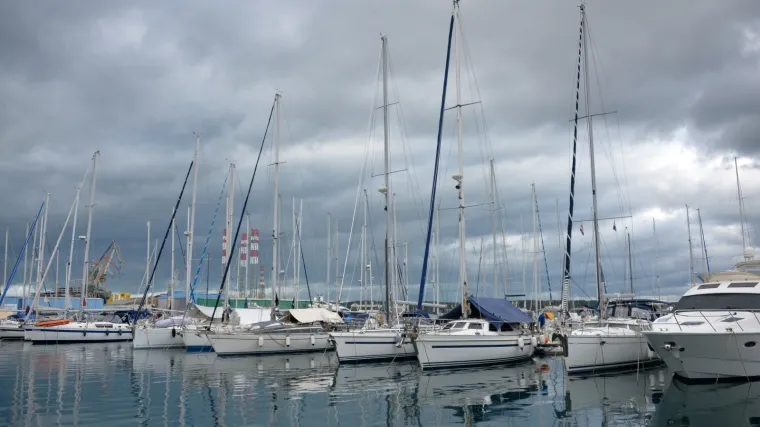Na kopnu tmurno, maglovito i hladno, a na moru južina i, mjestimično, jaka ki&scaron;a!