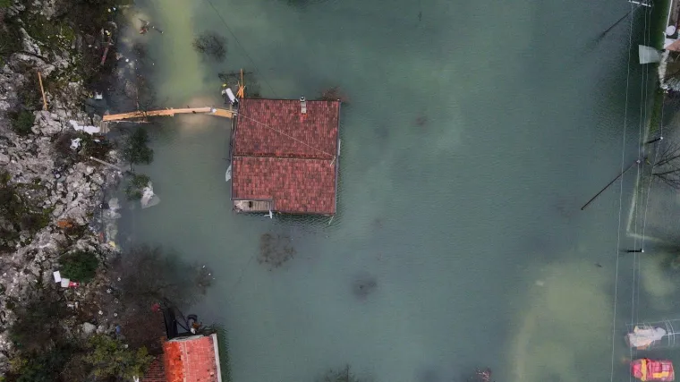 Nezapamćene poplave kod Vrgorca! Pod vodom su kuće, ceste, ljudi spa&scaron;avaju živu glavu, a najgore tek dolazi