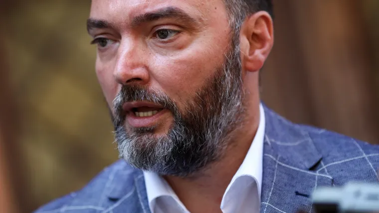 Skandal! Supruga ministra objavila njegove fotografije s mlađahnom ljubavnicom