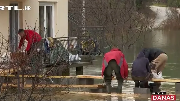 Alarmatno kod Vrgorca, odsječeno cijelo mjesto! 'Ki&scaron;a je padala cijelu noć, voda je duboka do 8 metara'