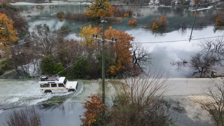 Kuće i ceste su pod vodom, stanovnike evakuiraju čamcima, a najgore - tek stiže