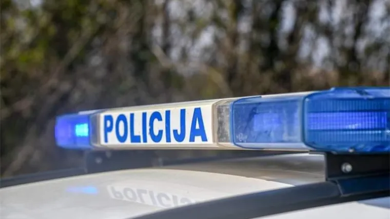 Teretnim vozilom prevozio montažnu kućicu, imao sudar, pa pobjegao