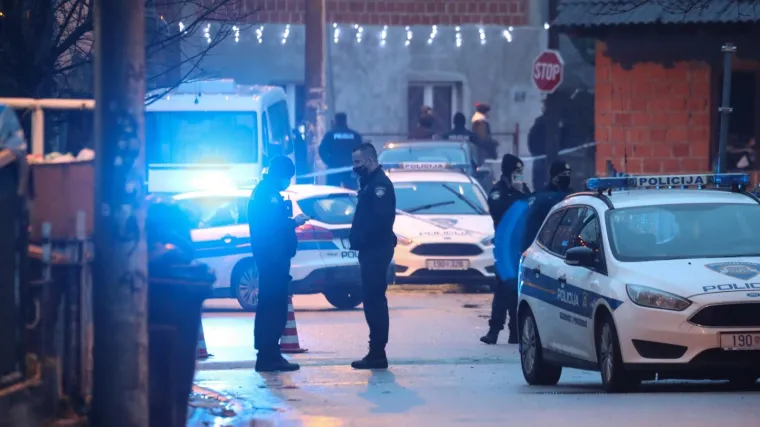 Muškarci ih okružili, vrijeđali pa krenuli udarati, jedan policajac pucao u zrak