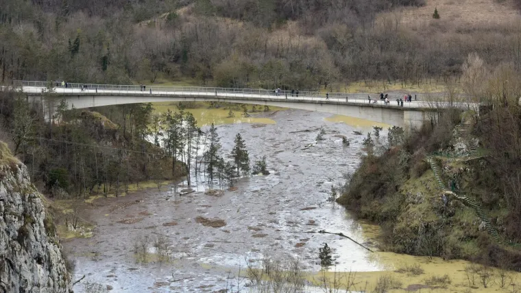 Od kopna odsječeno cijelo mjesto: 'Ki&scaron;a je padala cijelu noć, voda je duboka do osam metara'