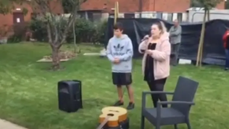 VIDEO Dječak odlučio razveseliti te&scaron;ko bolesnu majku: Izveo dirljivi nastup koji mami suze na oči