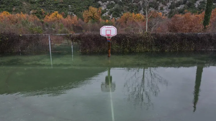 Te&scaron;ko stanje kod kod Vrgorca: U 10 kuća prodrla je voda, a 26 je odsječeno. Ljude na posao voze čamcima