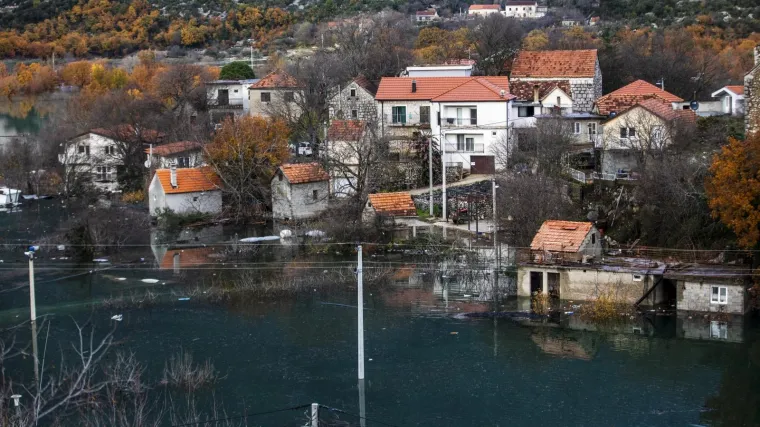 Borba s poplavama u Vrgorcu se nastavlja, razina vode raste, mje&scaron;tani do kuća mogu samo plovilima