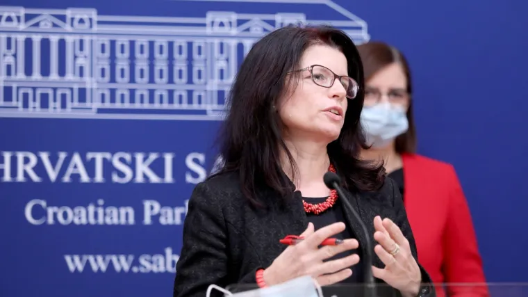 'Vlada stihijski odgovara na probleme'