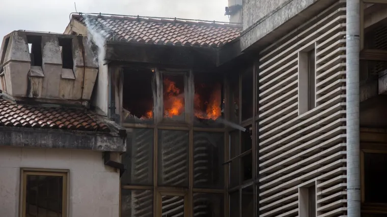 Gorila je poslovna zgrada, vatra progutala ured na petom katu