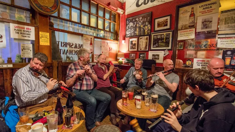 Prije ulaska prvo brzo testiranje na virus, ali dok se čeka rezultat, može se popiti piće