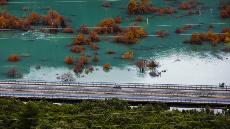 Zbog poplava i većih količina vode prekinut promet u Istri, Vrgorcu i jo&scaron; nekoliko područja