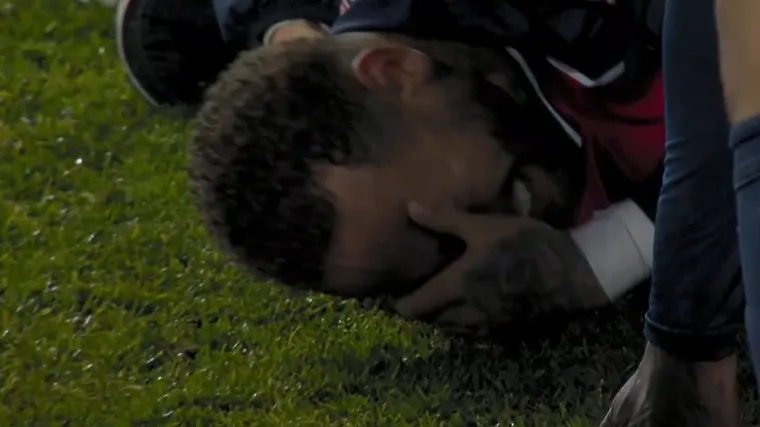 Pogledajte start nakon kojeg je zvijezda PSG-a plačući iznesena s travnjaka