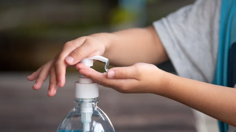 Zaplijenjeno 140.000 litara opasnog dezinficijensa za ruke! Uzrokuje glavobolju, mučninu, zamagljuje vid...