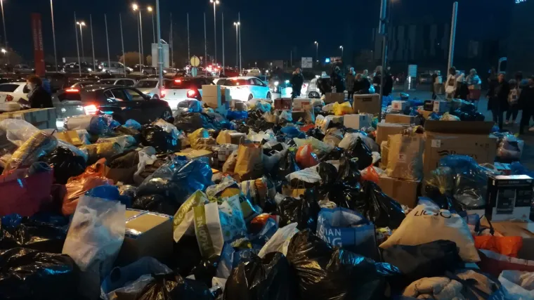 Pogledajte ludnicu u Zadru: Kolone ljudi do&scaron;li donirati odjeću, obuću i potrep&scaron;tine za pacijente bolnice, policija regulira promet