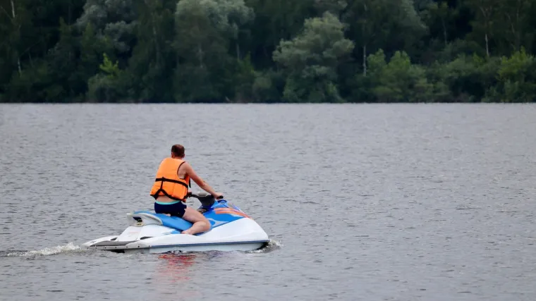 Da bi do&scaron;ao do djevojke, 4 sata se borio s burnim morem na jet skiju pa jo&scaron; hodao 24 km; Gdje je sada? U zatvoru