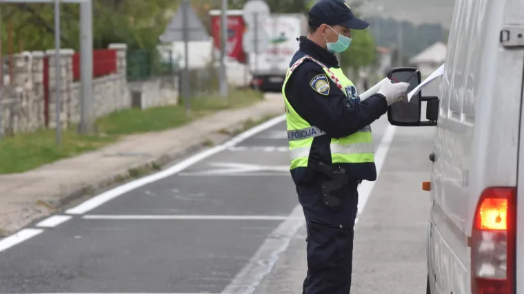 Čini se da se vraćaju propusnice, zabranit će okupljanje vi&scaron;e od dva kućanstva, Crkva traži izuzeće, a lo&scaron;e vijesti za ugostitelje