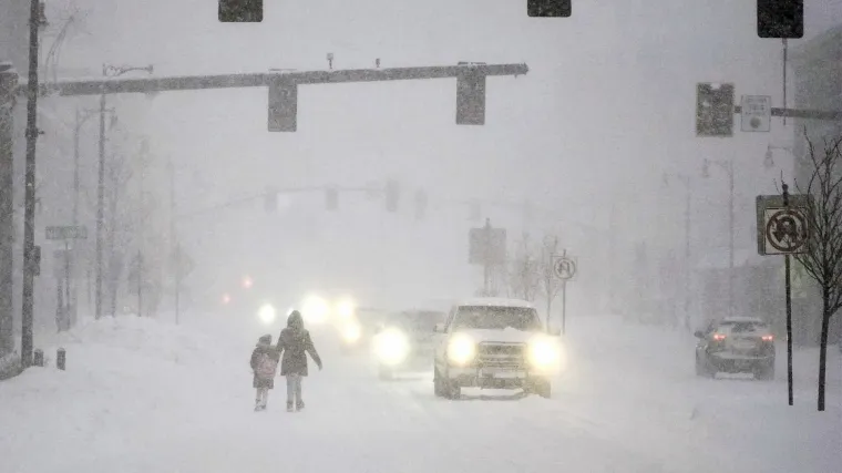 VIDEO: Velika snježna oluja pogodila SAD! Napadalo i do dva metra snijega, najmanje &scaron;est osoba poginulo