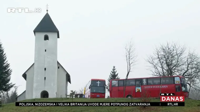 Misa na kotačima: Dok on iz kapele slavi misu, vjernici je prate u grijanim autobusima