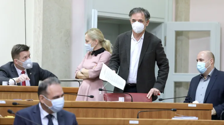 'TO nije dobar, ali je nužan potez'; 'Država je ozbiljno pogođena ekonomskom krizom'