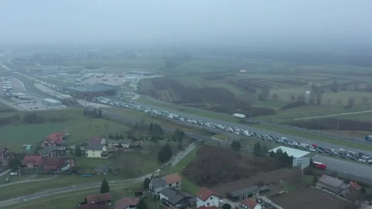 Pogledajte iz zraka ogromne gužve na hrvatskim granicama: Čeka se satima, gužve na Bregani, a raste i kolona na Bajakovu