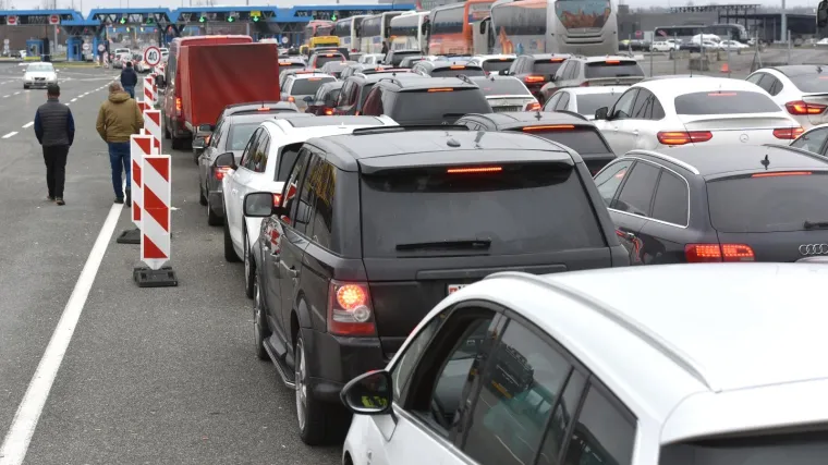 Kolone su sve veće: Na graničnim prijelazima iz Slovenije čeka se i po osam sati. Gužva je i na Bajakovu