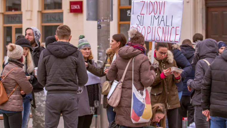 Održan i prosvjed protiv mjera; 'I Židovi su imali propusnice'