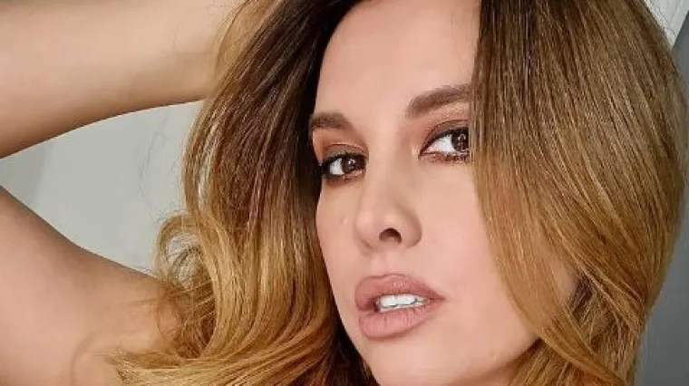 Dok je Nives zavodljivo pozirala, siću&scaron;na opravica joj je klizila s grudi