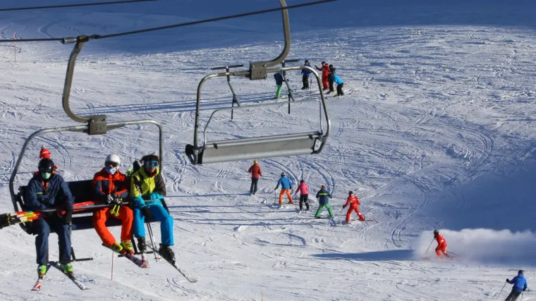 Sve je puno, redovi su ogromni, a maske se moraju nositi non-stop