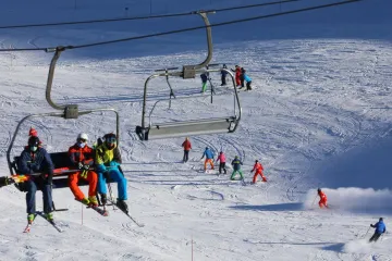 Sve je puno, redovi su ogromni, a maske se moraju nositi non-stop