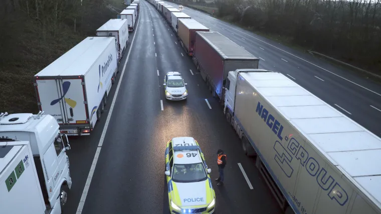 Ovo nisu divovske lego kocke već parkirani kamioni koji su zaglavili na granici s Francuskom