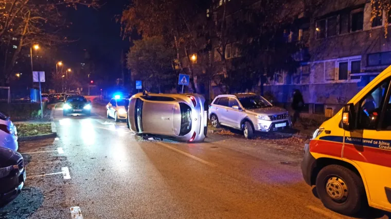 FOTO Bizarna prometna nesreća u mirnoj ulici u Zagrebu: Automobil se prevrnuo na bočnu stranu