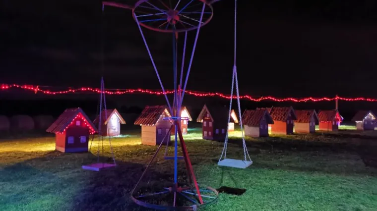 Ne, Božić nije ukraden: Jozo je okitio 40 kućica u malenom selu kako bi zahvalio susjedima