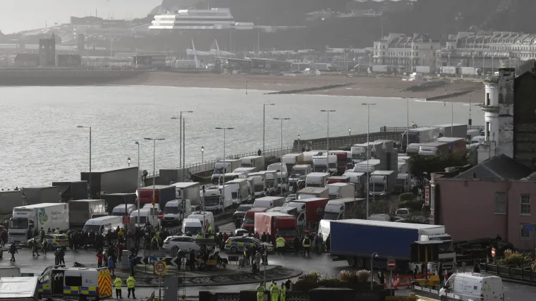 Počelo je testiranje vozača kamiona na covid-19 u Velikoj Britaniji: Vozači su bijesni zbog zastoja