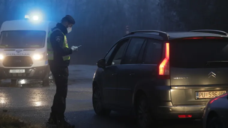 Telefoni ne prestaju zvoniti.Građani traže propusnice i za hranjenje pasa, svinjokolju...